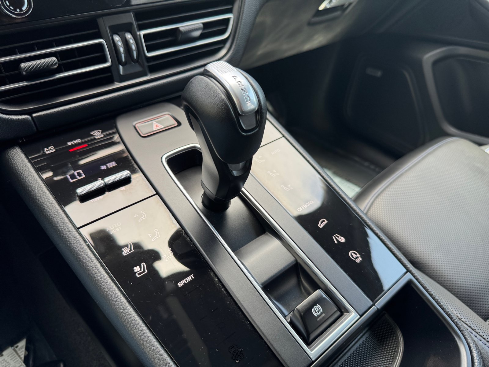 Used 2022 Porsche Macan AWD/4WD image 25