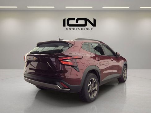 Used 2025 Chevrolet Trax LT w/ LT Convenience Package FWD image 3