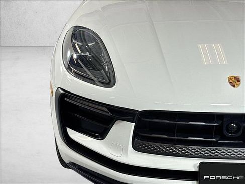 Certified 2025 Porsche Macan AWD/4WD image 30
