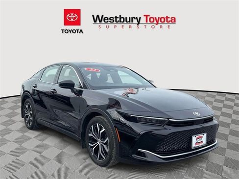 Used 2023 Toyota Crown Limited image 1