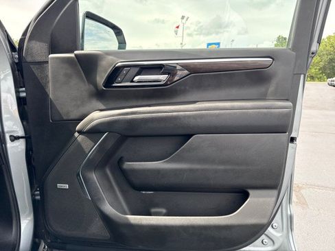 Used 2025 Chevrolet Suburban Premier RWD image 12