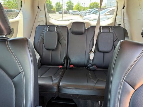 Used 2023 Chrysler Pacifica Touring-L FWD image 18