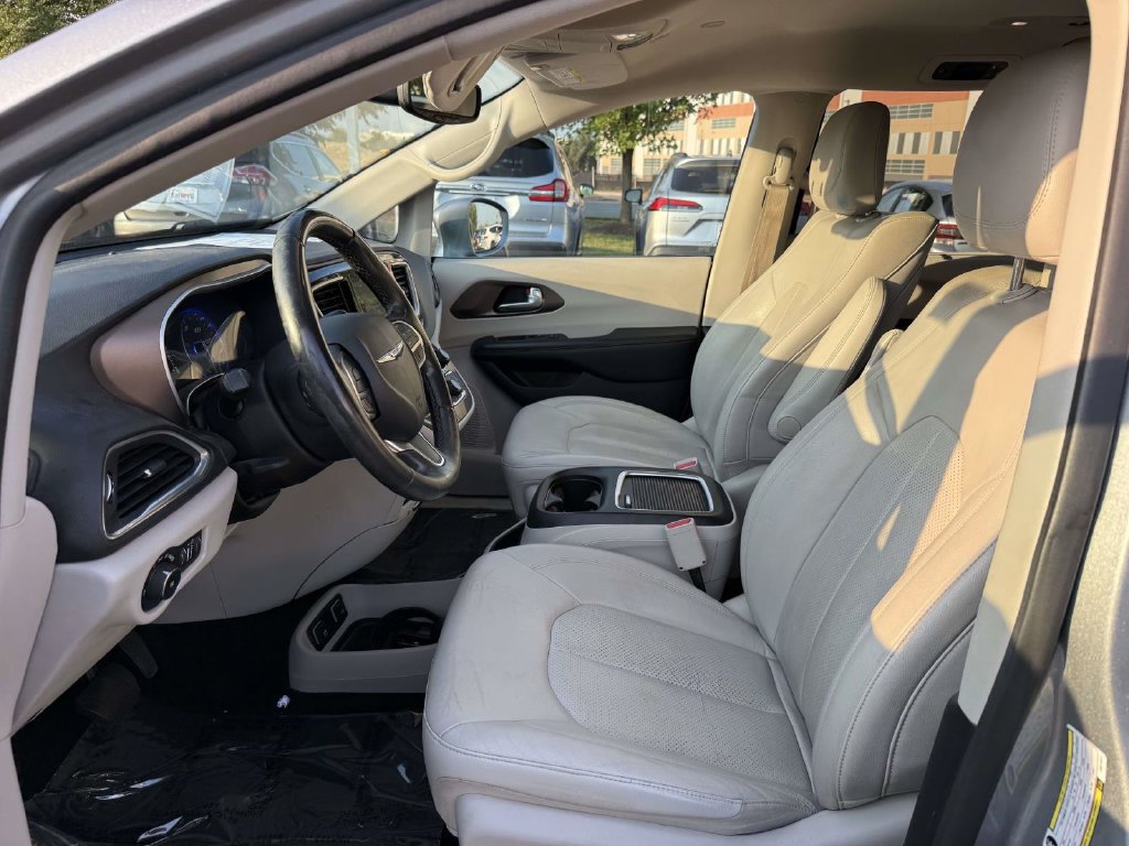 Used 2018 Chrysler Pacifica Touring-L Plus w/ Tire & Wheel Group FWD image 13