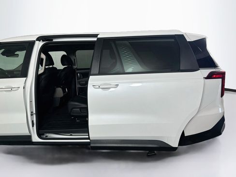 Used 2025 Kia Carnival FWD image 27