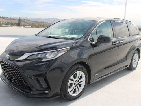 Used 2021 Toyota Sienna XSE w/ XSE Plus Package AWD/4WD image 6