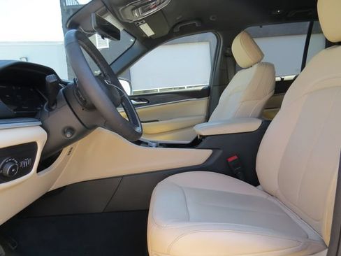 Used 2023 Jeep Grand Cherokee Limited w/ Luxury Tech Group II AWD/4WD image 12