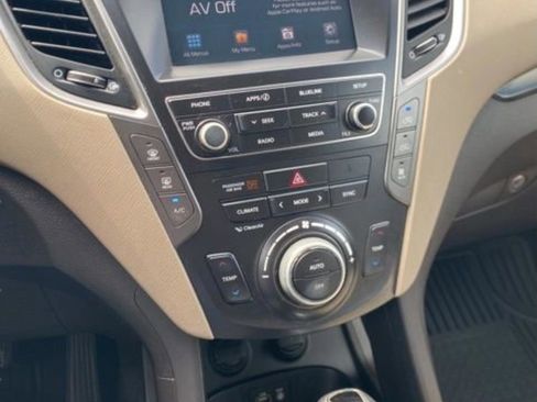 Used 2017 Hyundai Santa Fe SE image 25
