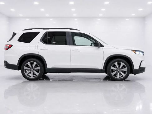 Used 2025 Honda Pilot Sport image 6