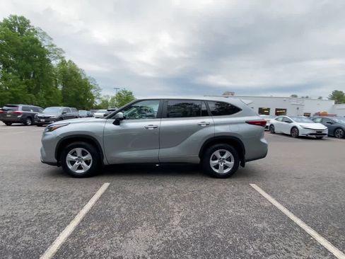 Used 2023 Toyota Highlander LE AWD/4WD image 5