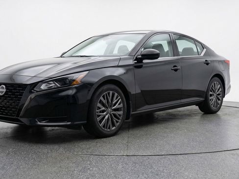 Used 2025 Nissan Altima 2.5 SV image 3