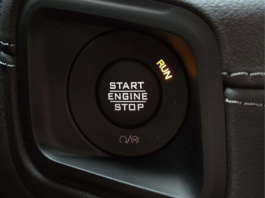 Used 2025 Jeep Gladiator Rubicon AWD/4WD image 34