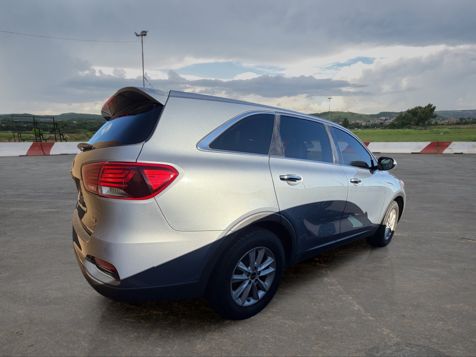 Used 2019 Kia Sorento L FWD image 3