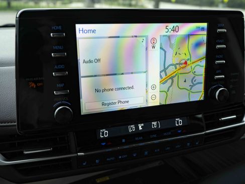 Used 2024 Toyota Sienna Platinum FWD image 31