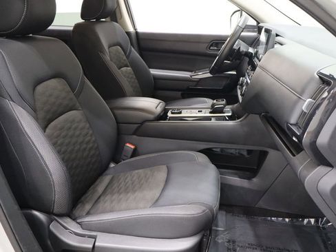Used 2024 Nissan Pathfinder SV image 16