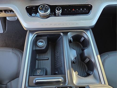 New 2025 Ford Expedition Active image 25