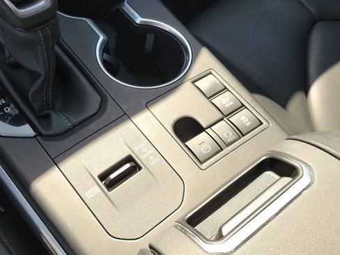 Used 2023 Toyota Highlander XLE image 26