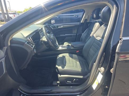 Used 2018 Ford Fusion SE w/ Fusion SE Technology Package FWD image 5