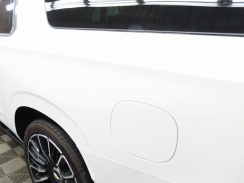 Used 2025 Chevrolet Suburban High Country image 39