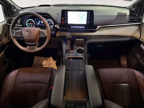 Used 2023 Toyota Sienna Platinum AWD/4WD image 17