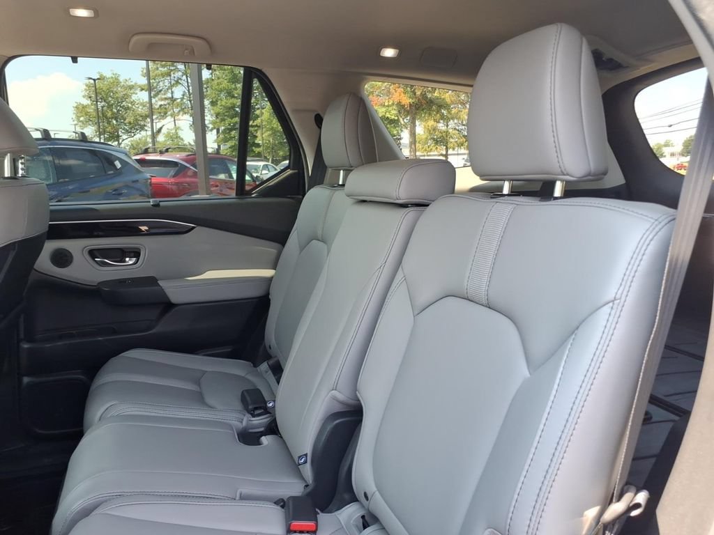Used 2025 Honda Pilot EX-L image 11