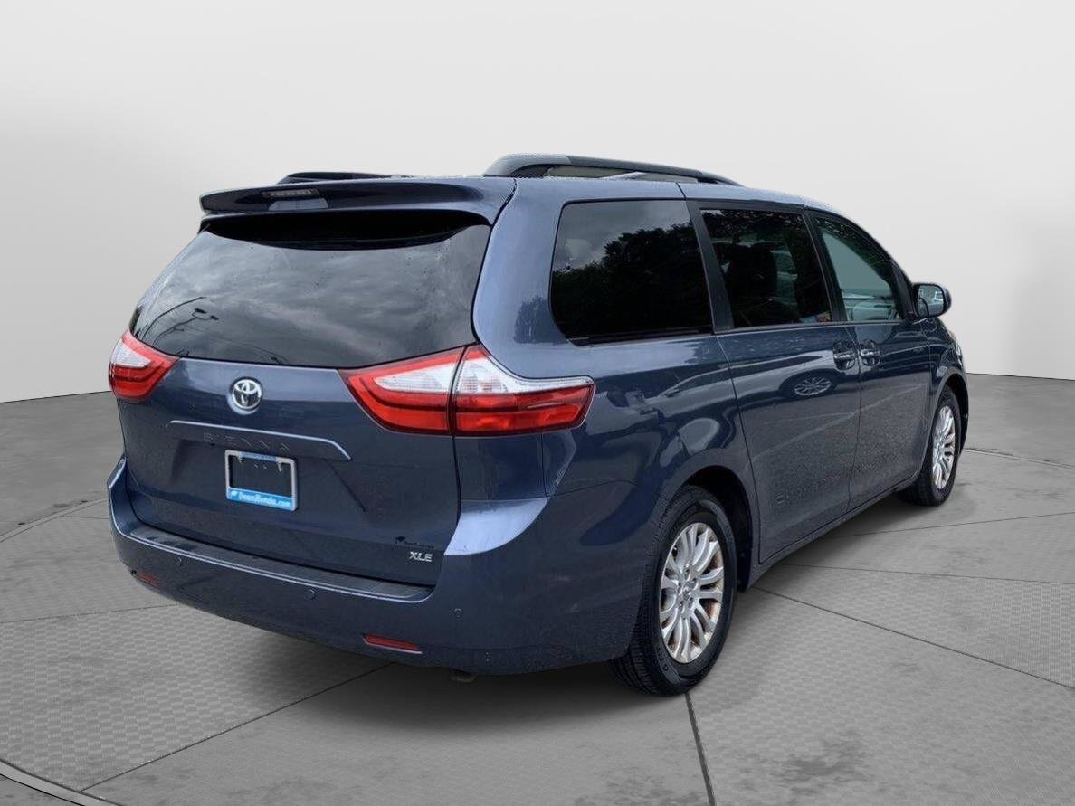Used 2017 Toyota Sienna XLE Premium FWD image 3