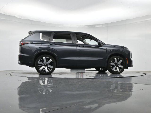 Used 2025 Mitsubishi Outlander SE FWD image 35