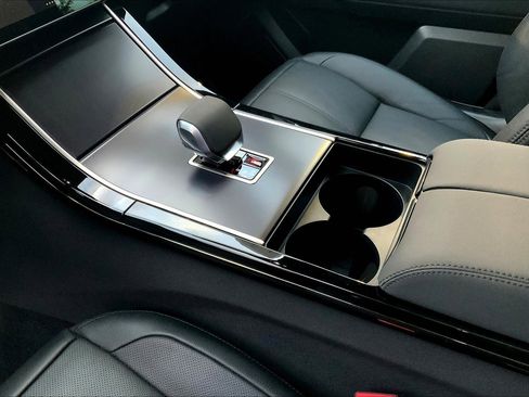 Used 2026 Land Rover Range Rover Velar Dynamic SE image 16