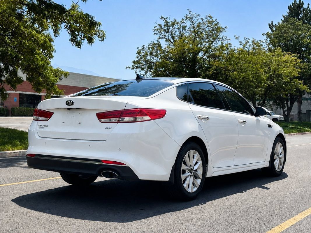 Used 2018 Kia Optima EX w/ Premium Package FWD image 5