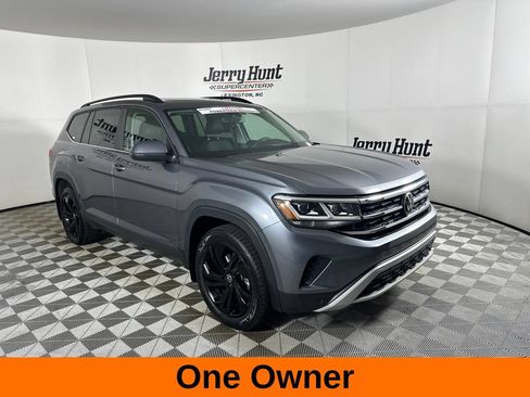 Used 2023 Volkswagen Atlas SE w/ Panoramic Sunroof Package FWD image 4