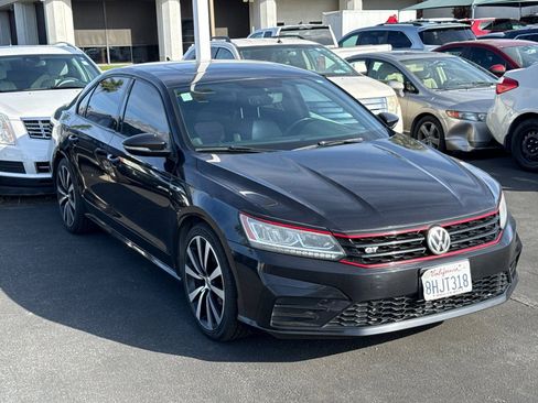 Used 2018 Volkswagen Passat 3.6 FWD image 2