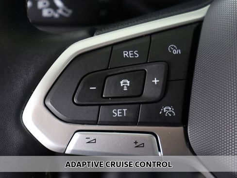 Used 2023 Volkswagen Tiguan SE w/ Panoramic Sunroof Package image 4