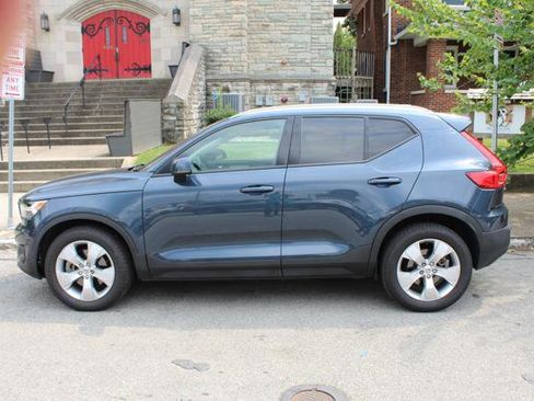 Used 2021 Volvo XC40 T4 Momentum image 9