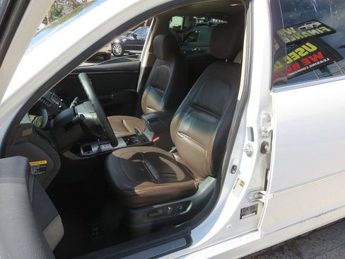 Used 2011 Hyundai Azera GLS w/ Premium Pkg 2 FWD image 10