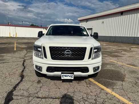 Used 2018 Nissan Titan PRO-4X AWD/4WD image 2