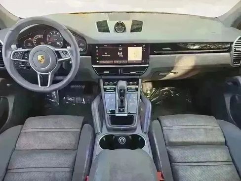 Used 2022 Porsche Cayenne Platinum Edition image 10