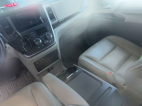 Used 2016 Toyota Sienna XLE Premium FWD image 10