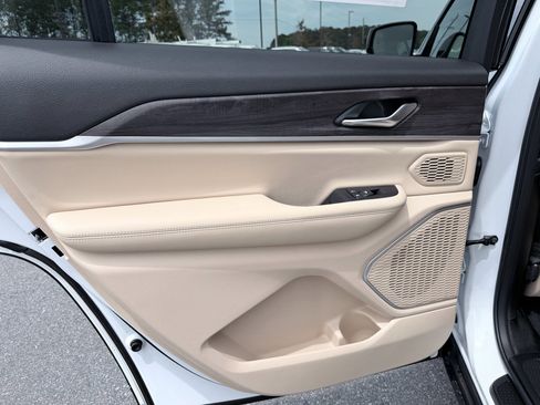 New 2026 Jeep Grand Cherokee L Limited RWD image 32