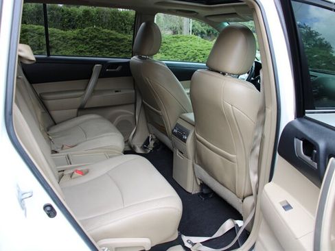 Used 2012 Toyota Highlander SE w/ Tow Pkg image 6