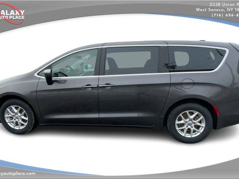 Used 2023 Chrysler Voyager LX image 8