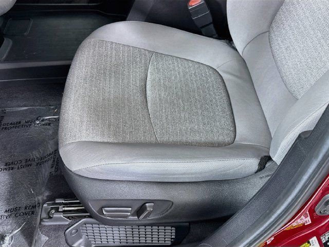Used 2025 Toyota Sienna LE w/ LE Plus Package FWD image 20