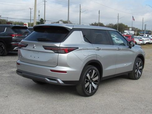 New 2026 Mitsubishi Outlander SE FWD image 3
