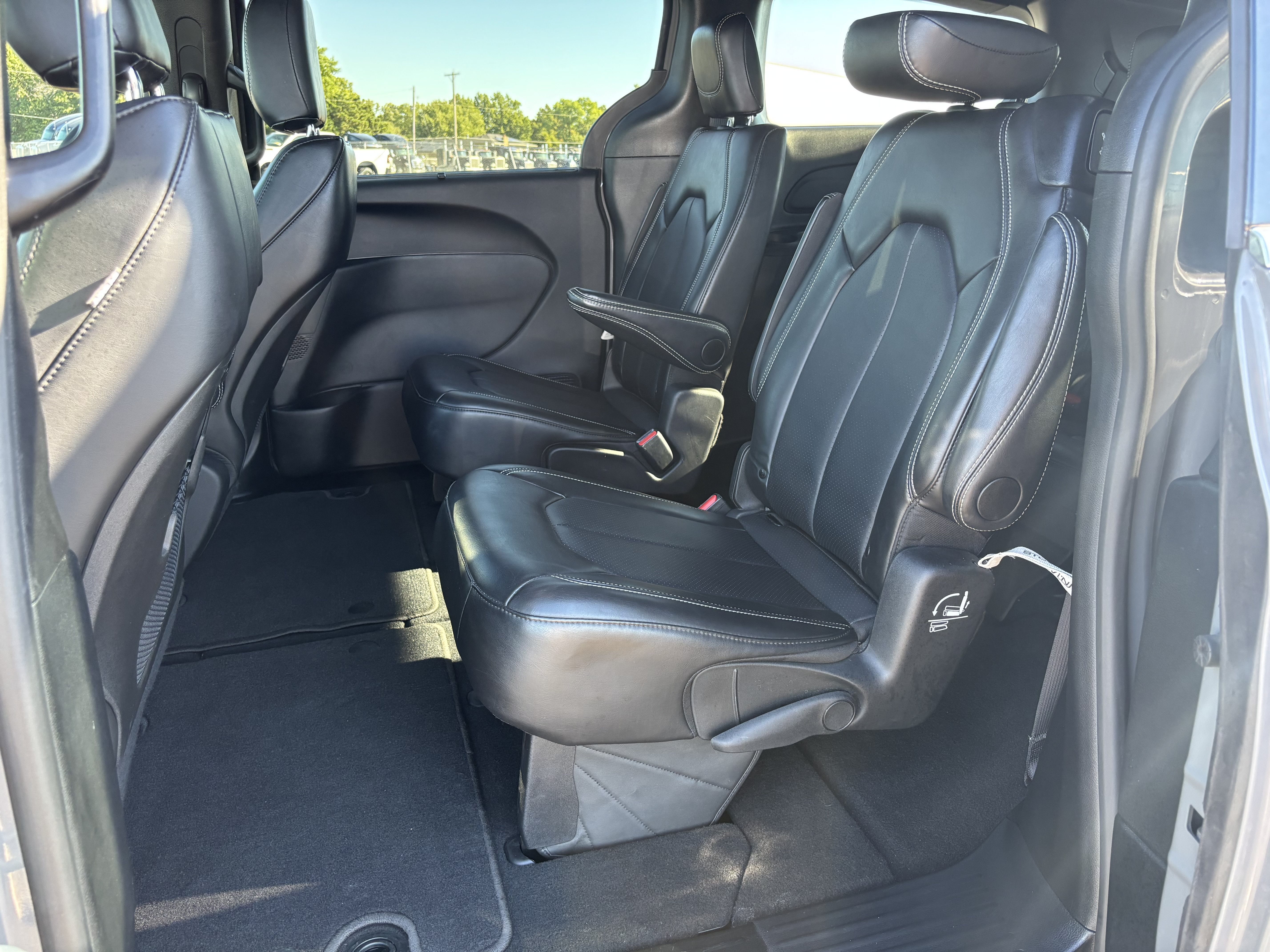 Used 2025 Chrysler Pacifica Select FWD image 24