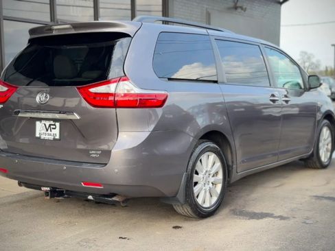 Used 2017 Toyota Sienna Limited image 2