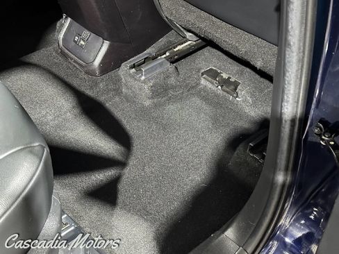 Used 2020 Toyota Highlander XLE AWD/4WD image 28