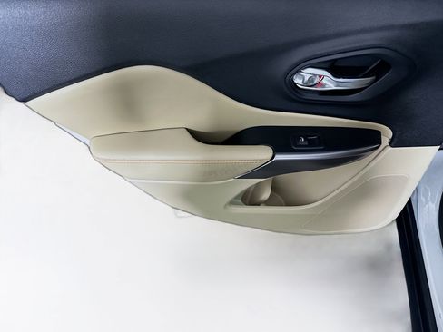 Used 2021 Jeep Cherokee Latitude image 24