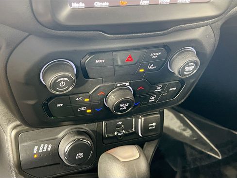 Used 2022 Jeep Renegade Latitude AWD/4WD image 16