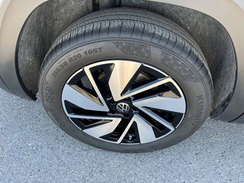 Used 2024 Volkswagen Atlas SE image 19