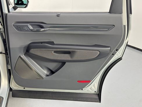 Used 2024 Kia EV9 Land image 46