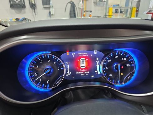 Used 2023 Chrysler Pacifica Touring-L FWD image 21