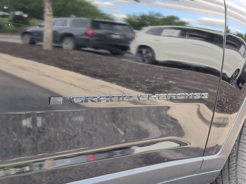 Used 2023 Jeep Grand Cherokee L Laredo image 11